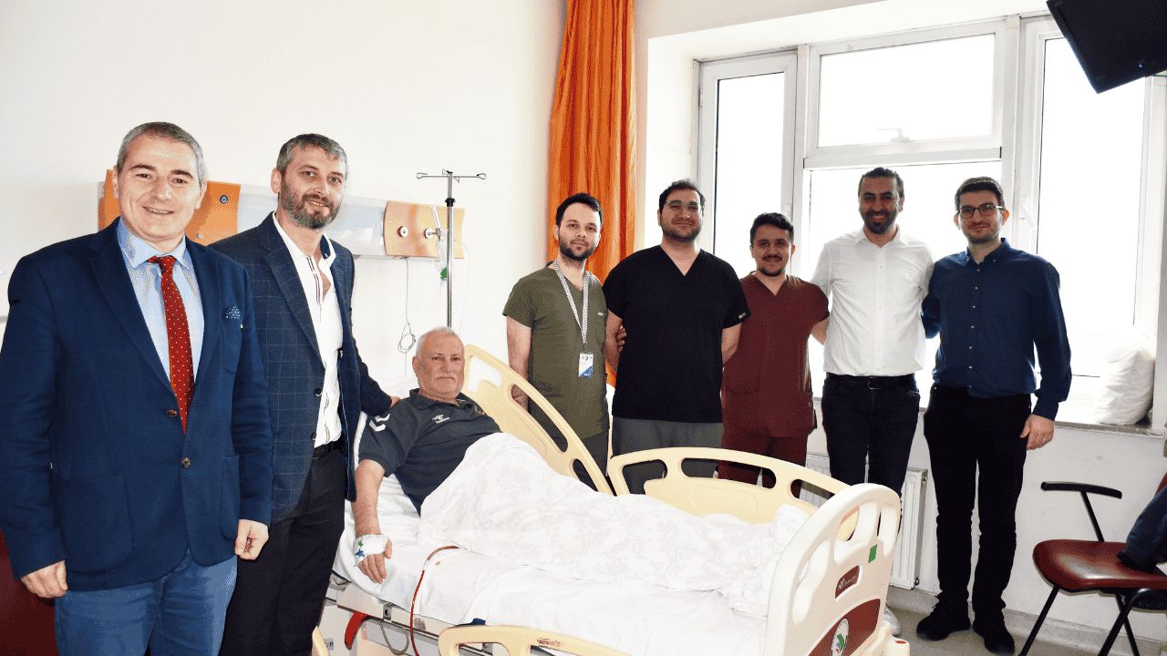 DÜZCE’DEN BÖLGEYE SAĞLIKTA GÜÇLÜ HAMLE: PROSTAT KANSERİNDE CERRAHİ BAŞARIYLA REFERANS MERKEZİ OLDULAR