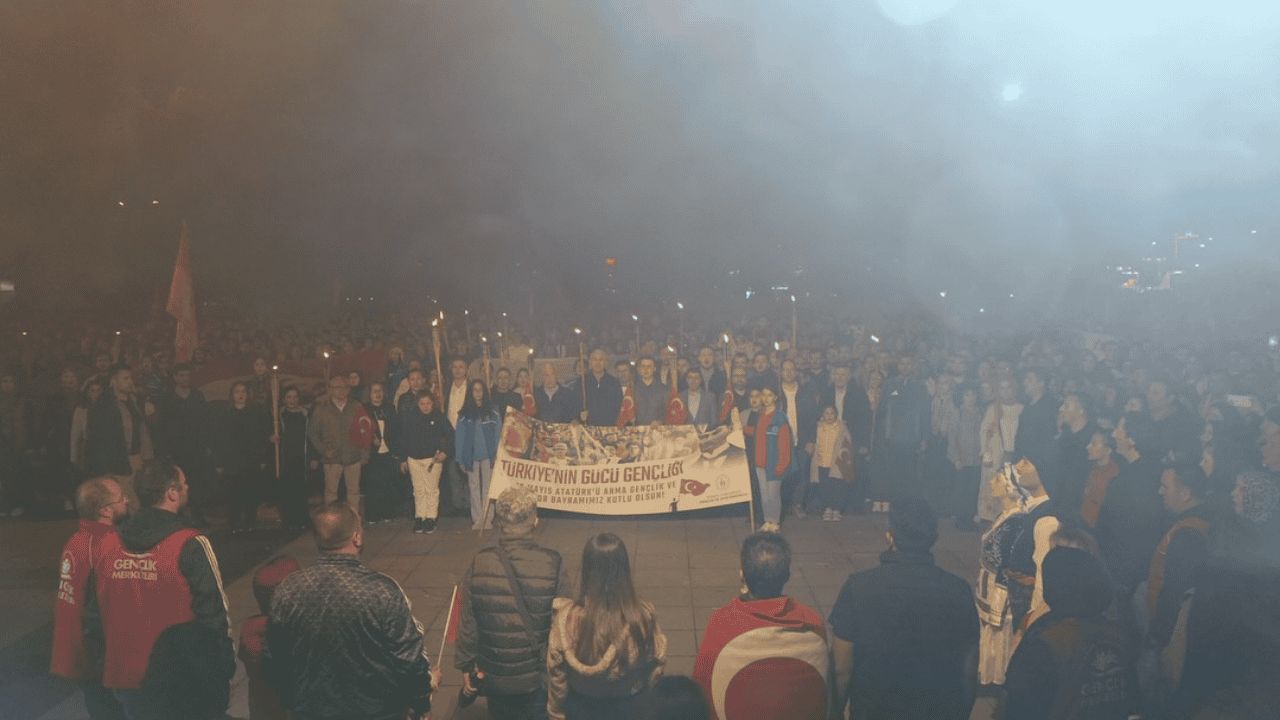 SOKAKLAR FENER ALAYI İLE AYDINLANDI