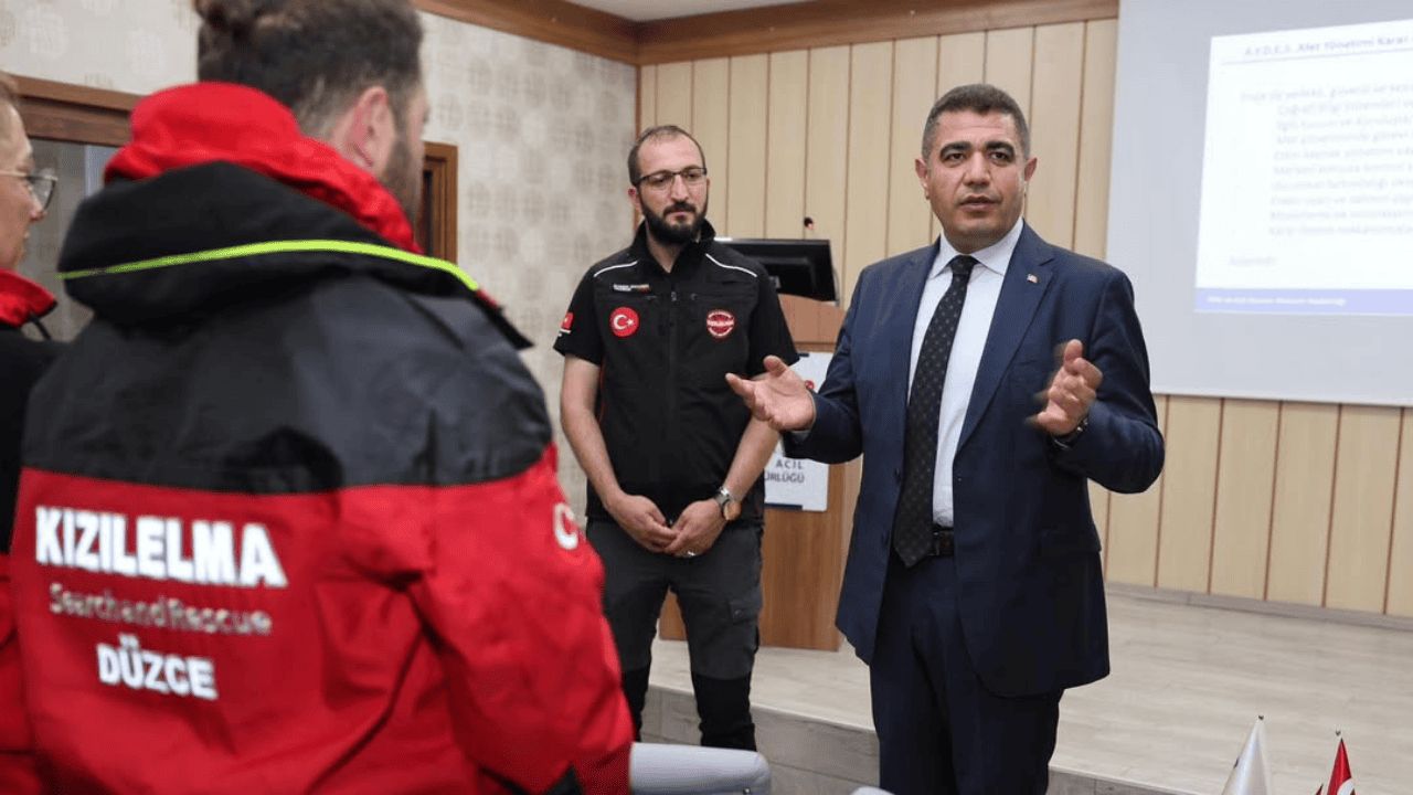 DÜZCE VALİSİ SELÇUK ASLAN’DAN ARAMA KURTARMA EKİPLERİNE SIKI DESTEK