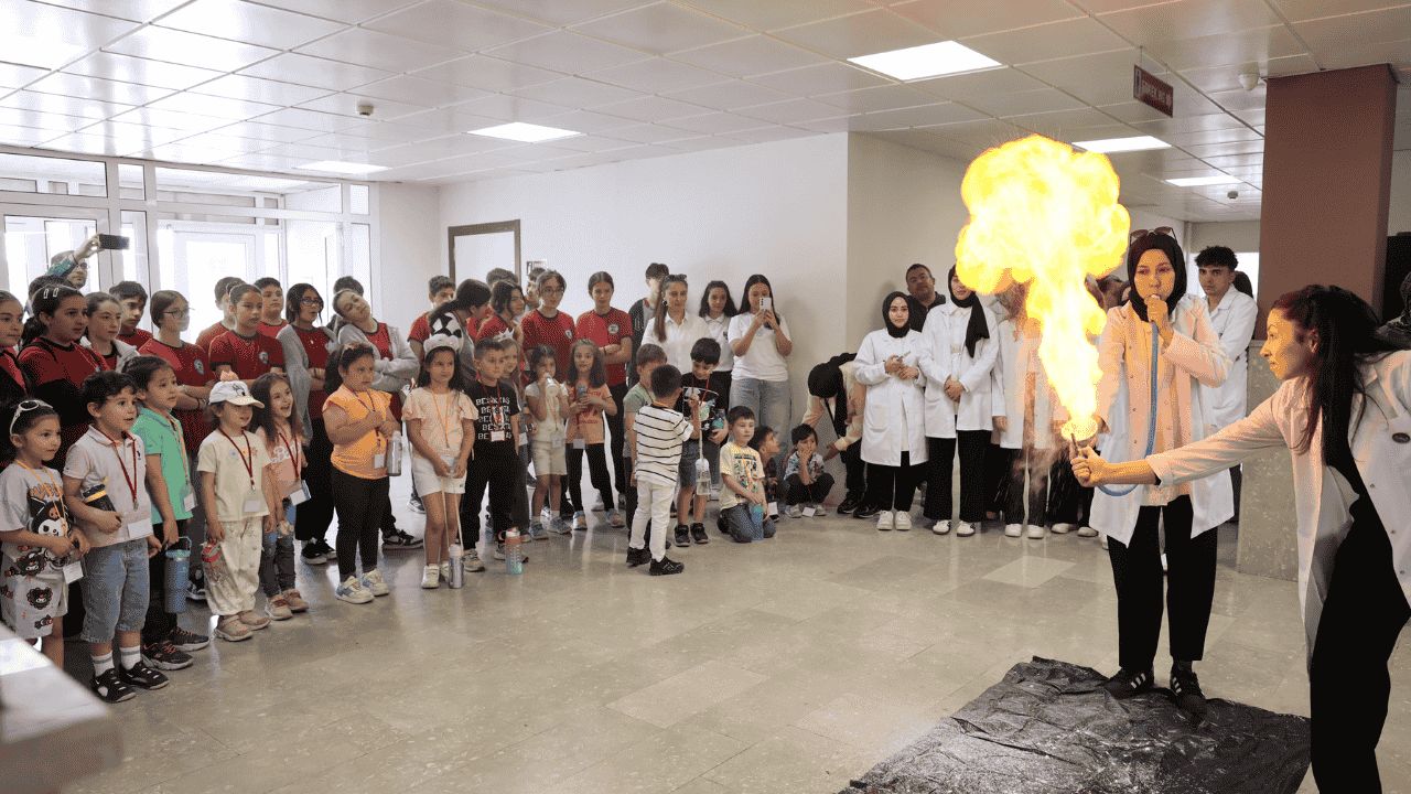 DÜZCE ÜNİVERSİTESİ’NDE DENEYLER VE MODELLERLE FEN EĞİTİMİ SERGİSİ’NE YOĞUN İLGİ