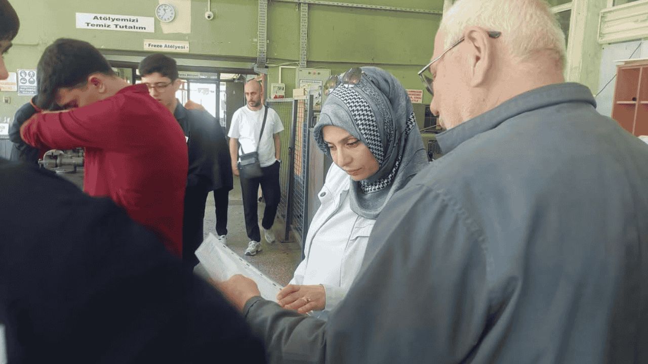 AKÇAKOCA’DA MESLEKİ EĞİTİMDE GÜVENLİK KALKANI ATÖLYELERE YAKIN TAKİP