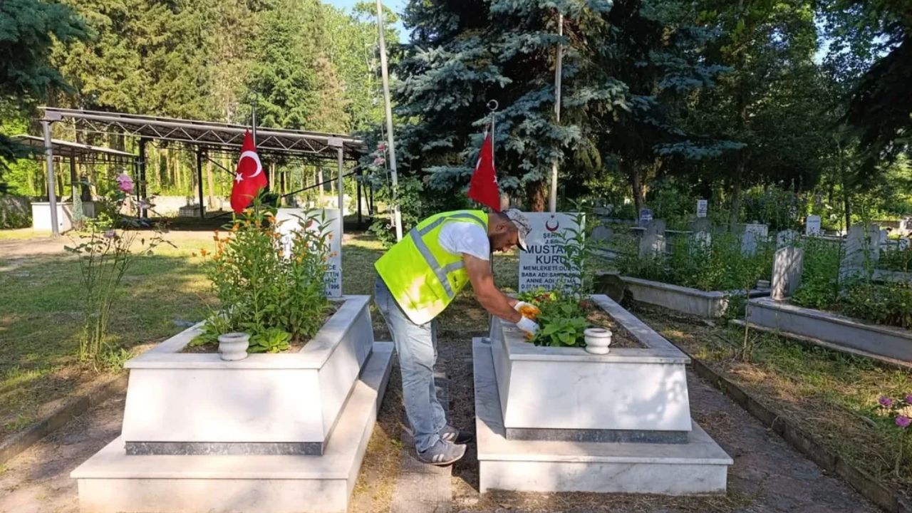 ŞEHİTLERİN HATIRASINA SAYGIYLA BAKIM VE TEMİZLİK ÇALIŞMALARI TAMAMLANDI
