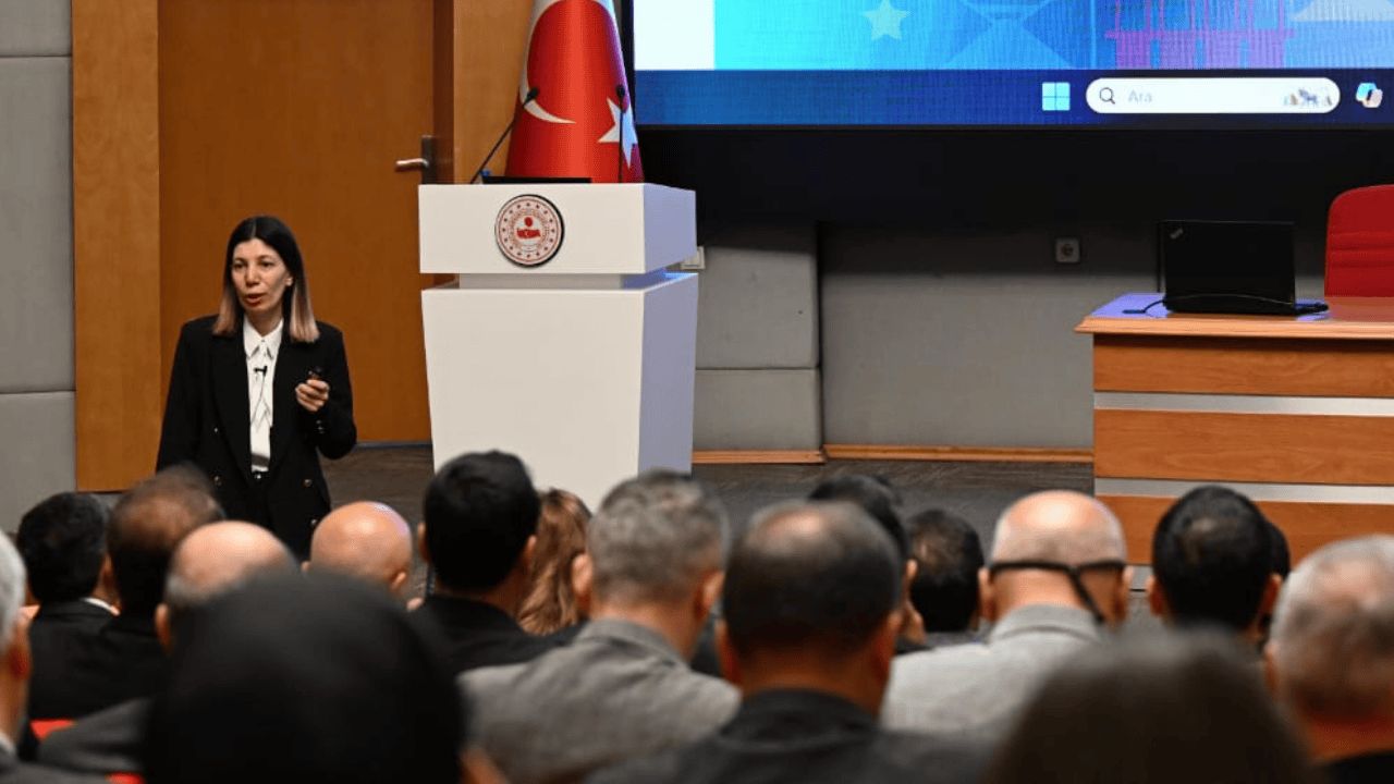 DÜZCE ÜNİVERSİTESİ’NDEN KAMUYA DİJİTAL İLETİŞİM EĞİTİMİ