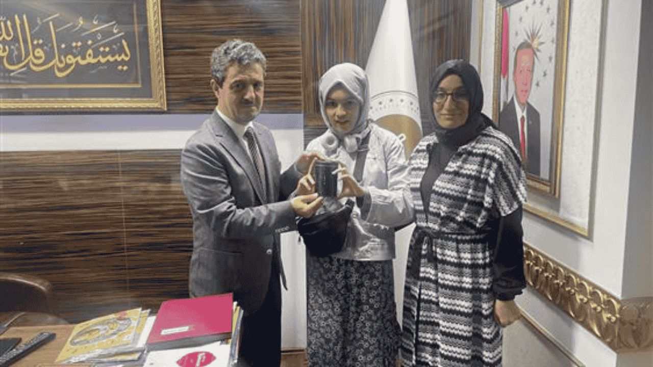 DÜZCE’DE BİR ÖĞRENCİ HARÇLIKLARINI GAZZELİ KARDEŞLERİNE BAĞIŞLADI