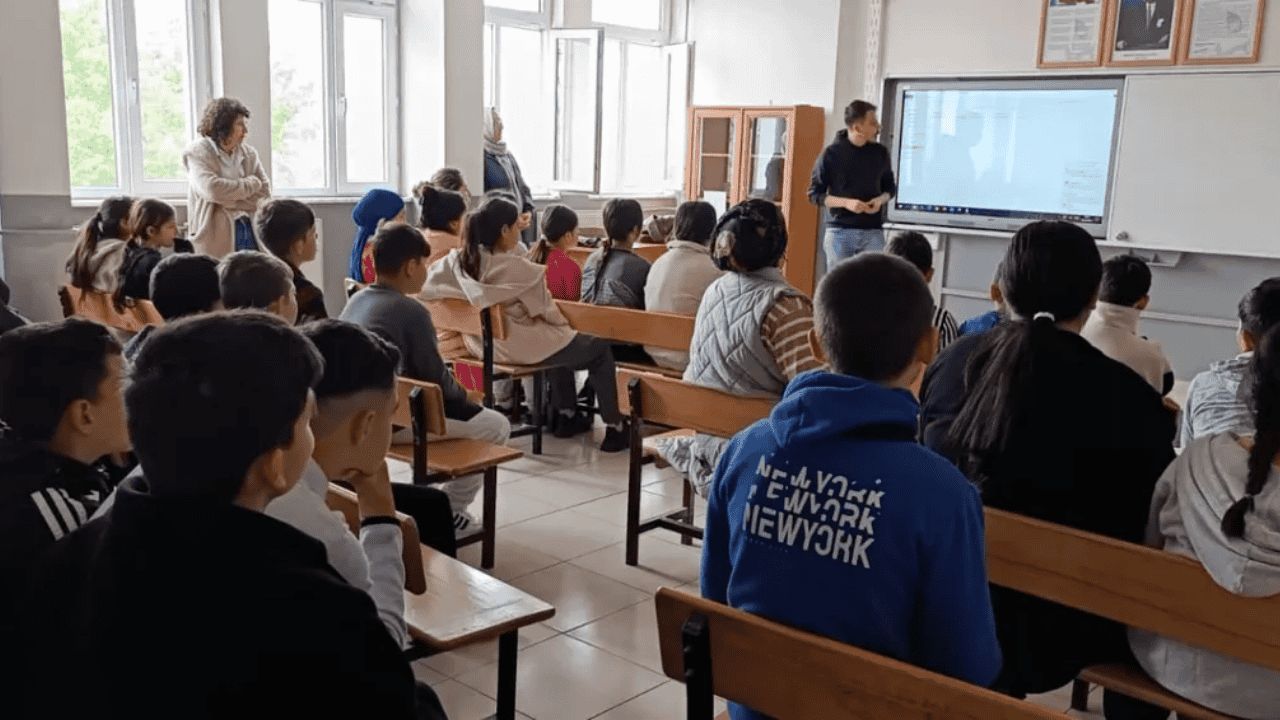 DÜZCE’DE ÖĞRENCİLERE BULAŞICI HASTALIKLARLA İLGİLİ FARKINDALIK EĞİTİMİ VERİLDİ