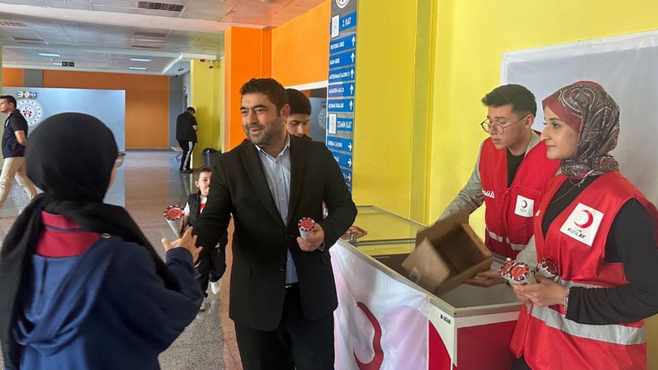 KIZILAY DÜZCE ŞUBESİ’NDEN ANLAMLI KATILIM VE DONDURMA İKRAMI