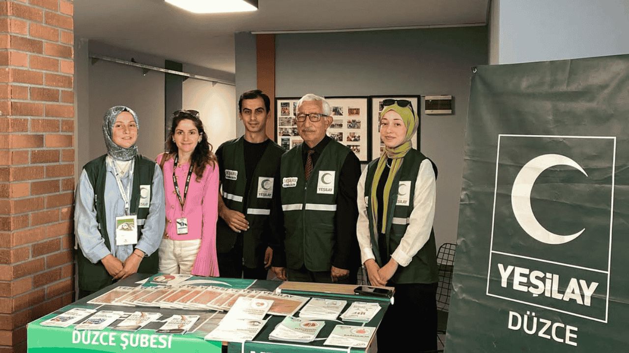 DÜZCE ÜNİVERSİTESİ’NDE YEŞİLAY VE YEDAM TANITIM STANDI AÇILDI