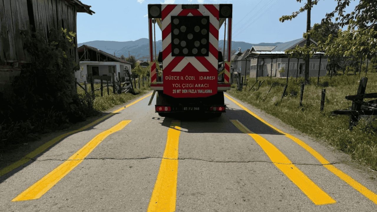 ÖREN KÖYÜNDE YOL ÇİZGİ VE KASİS BOYAMA ÇALIŞMALARI TAMAMLANDI