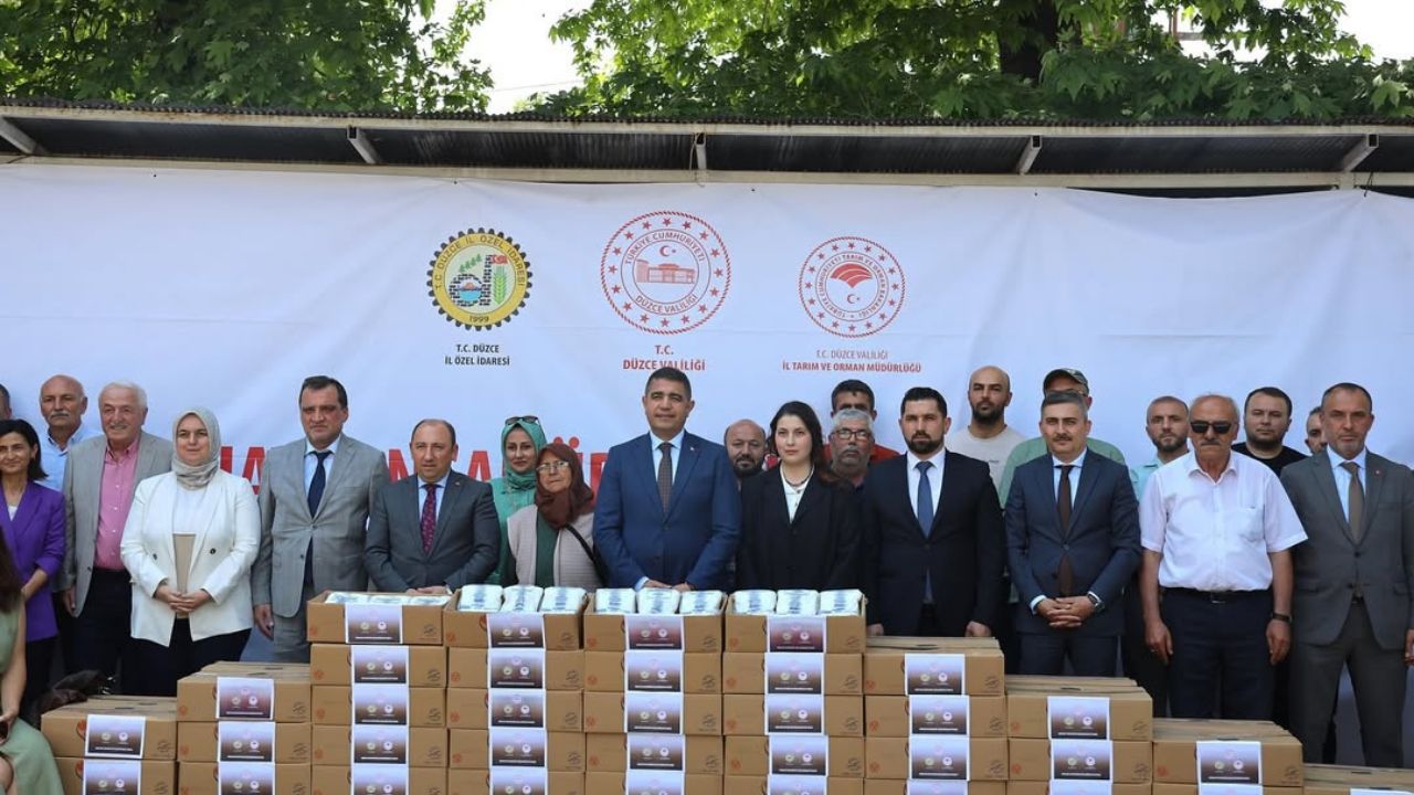 DÜZCE’DE ARICILARA DESTEK ARI YEMİ DAĞITIM TÖRENİ GERÇEKLEŞTİRİLDİ