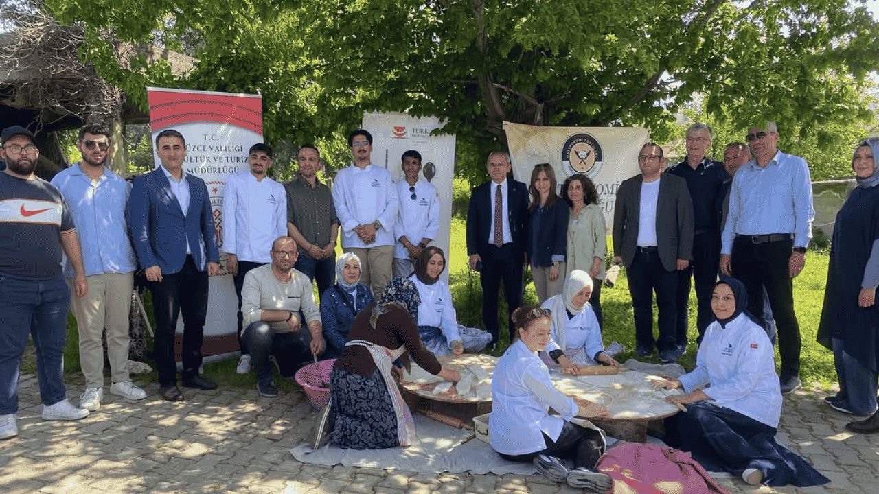 AKÇAKOCA’DA TÜRK MUTFAĞI HAFTASI?NA MANCARLI PİDE DAMGASI