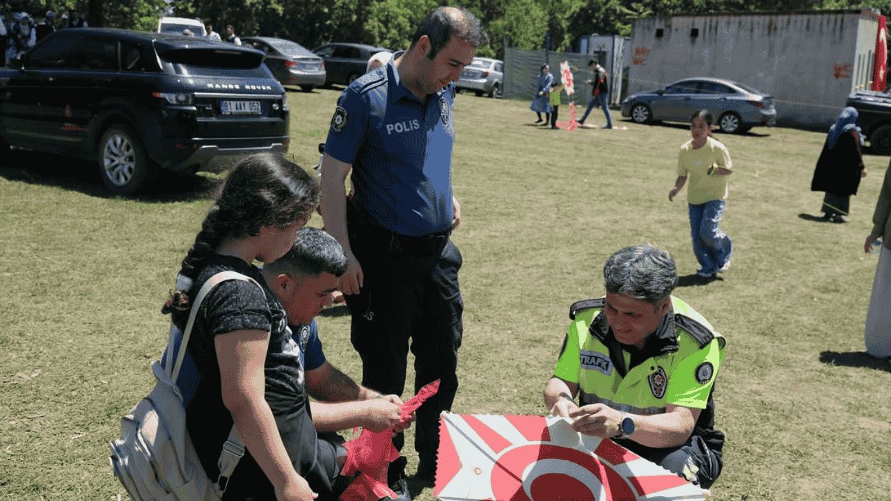 GÖKYÜZÜ GÜMÜŞOVA’DA UÇURTMALARLA RENKLENDİ
