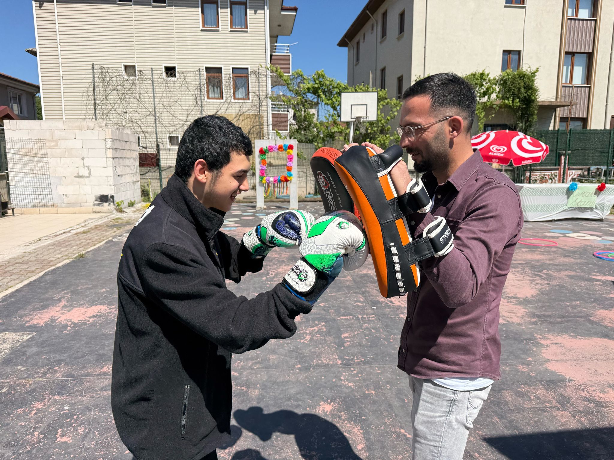 ”KALBİNDEKİ ENGELİ KALDIR” ETKİNLİĞİ İLE RENKLİ VE ANLAMLI BİR GÜN