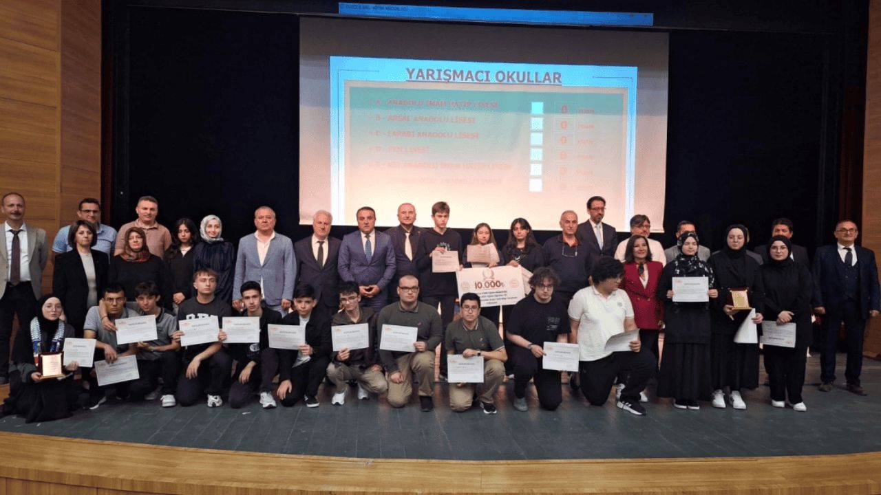 DÜZCE’DE TARİH BİLGİ YARIŞMASI FİNALİNE NEFESLER TUTULARAK İZLENDİ