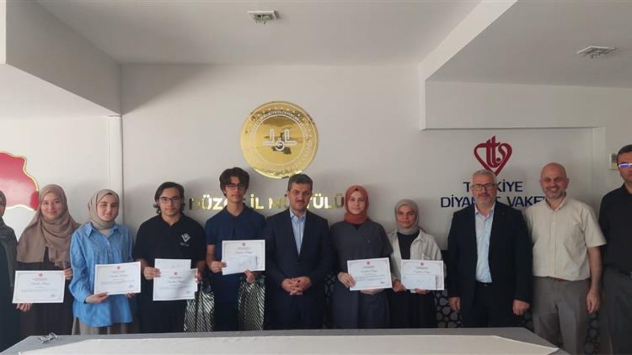 UMRE ÖDÜLLÜ GENÇLİK BİLGİ YARIŞMASINDA DERECEYE GİREN ÖĞRENCİLERE ÖDÜLLERİ TAKDİM EDİLDİ