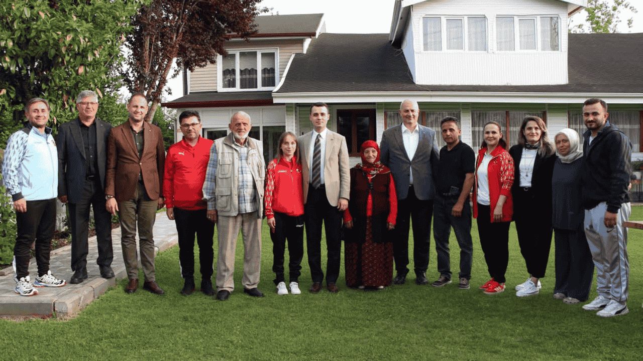 MİLLİ SPORCU AYŞENAZ TOSUN’A GENÇLİK HAFTASINDA ÖZEL ZİYARET