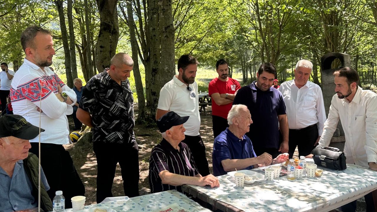 KIZILAY DÜZCE İL ŞUBESİ, HUZUREVİ SAKİNLERİYLE ANLAMLI ETKİNLİKTE BULUŞTU