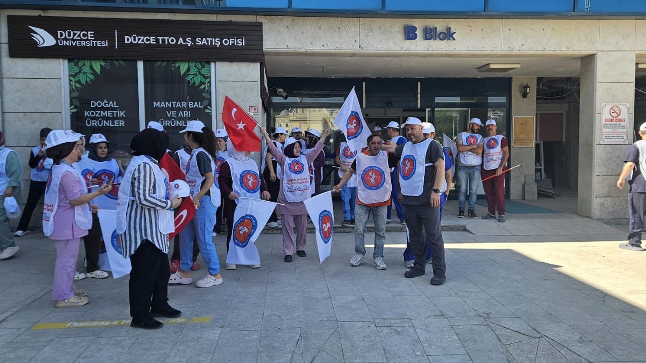 KAMU İŞÇİLERİNDEN YÜZDE 16’LIK ZAMA TEPKİ;DÜZCE ÜNİVERSİTESİ HASTANESİNDE YARIM GÜN ÇALIŞMAMA EYLEMİ BAŞLADI