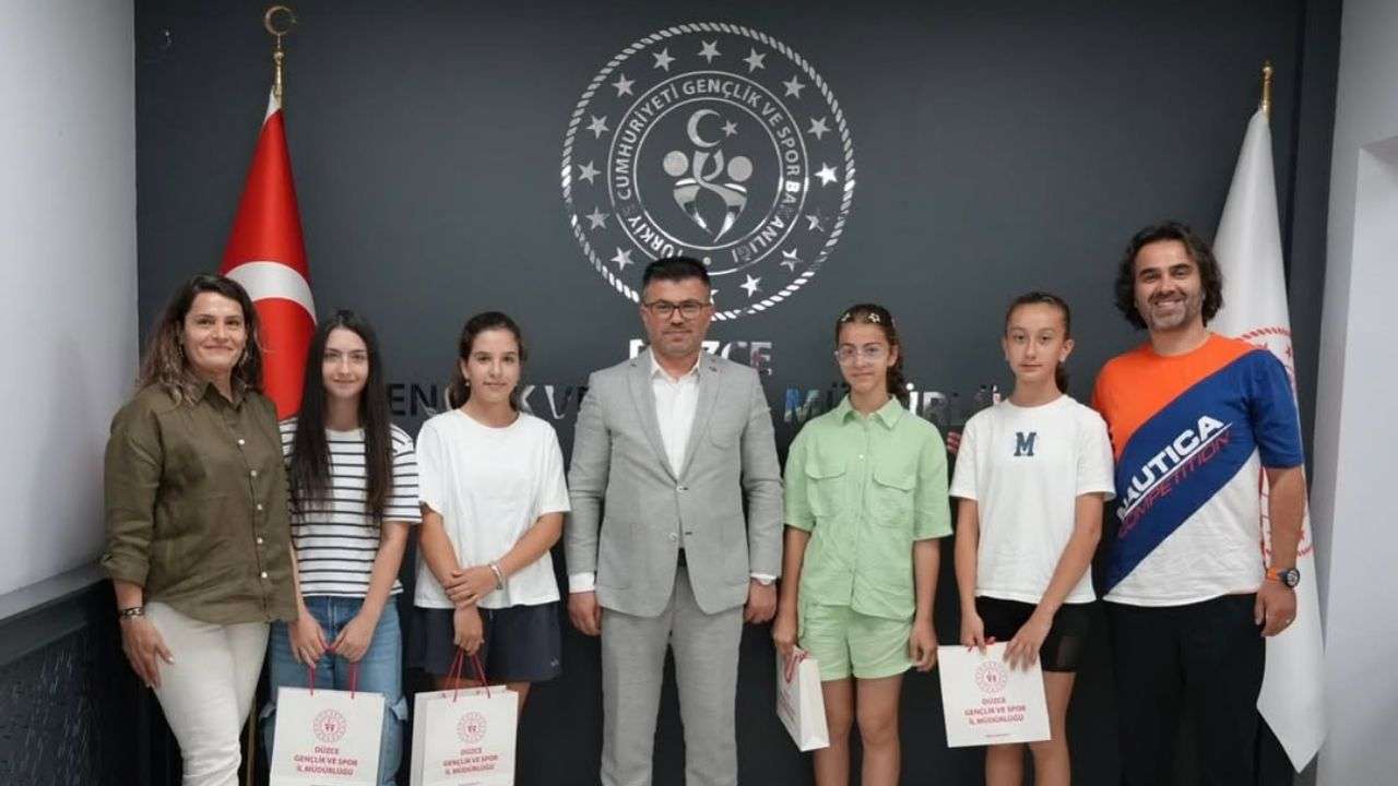 KÜÇÜK TENİSCİLERDEN İL MÜDÜRÜNE ZİYARET