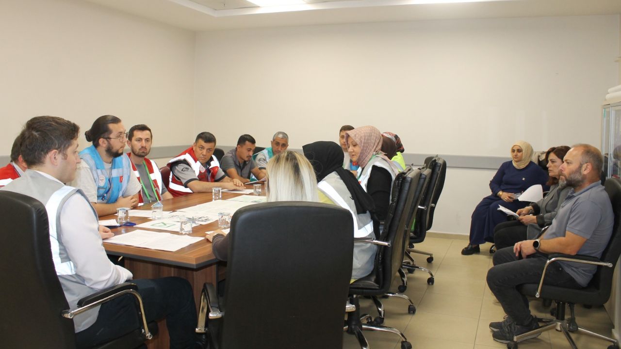 ÇİLİMLİ İLÇE DEVLET HASTANESİ’NDE 2025 YILI HAP MASA BAŞI TATBİKATI GERÇEKLEŞTİRİLDİ