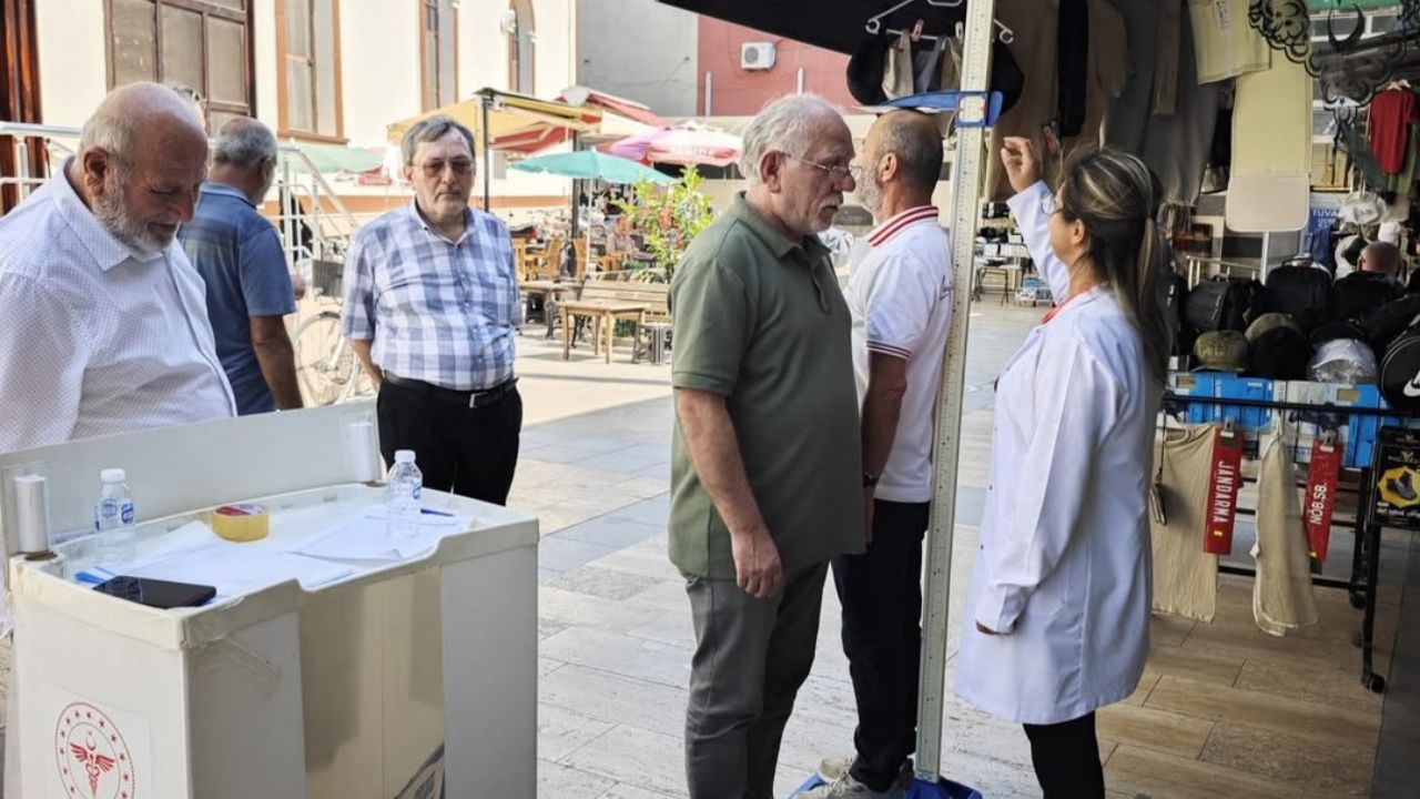 MERKEZ BÜYÜK CAMİ ÖNÜNDE ”İDEAL KİLONU ÖĞREN, SAĞLIKLI YAŞA” KAMPANYASIYLA BİLİNÇLENDİRME