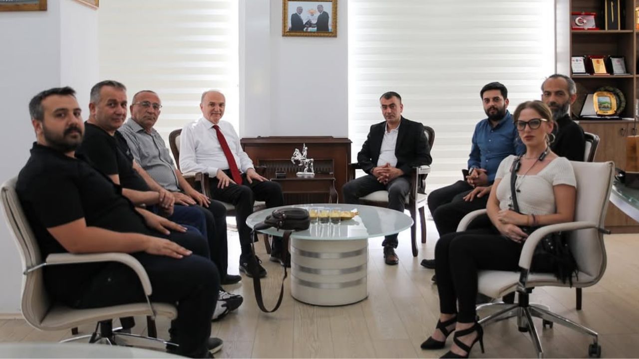 DÜZCE GAZETECİLER CEMİYETİ’NDEN BAŞKAN ÖZLÜ’YE ZİYARET