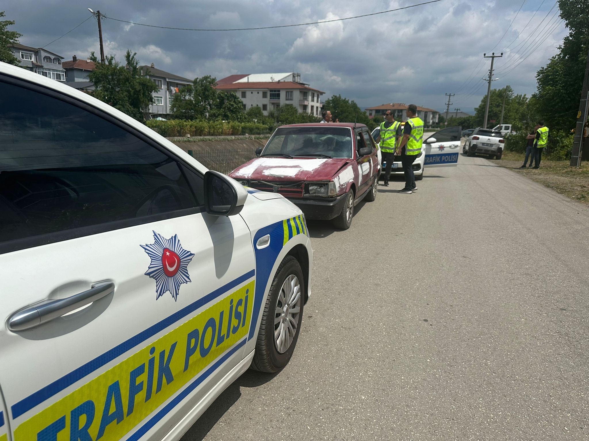 DÜZCE’DE DRİFT FACİASI; KÜÇÜK SÜRÜCÜ 2 ARACA ÇARPTI