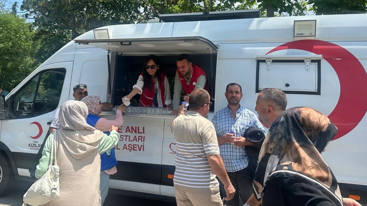 KIZILAY DÜZCE İL MERKEZİ, YKS ÖĞRENCİLERİNİ YALNIZ BIRAKMADI