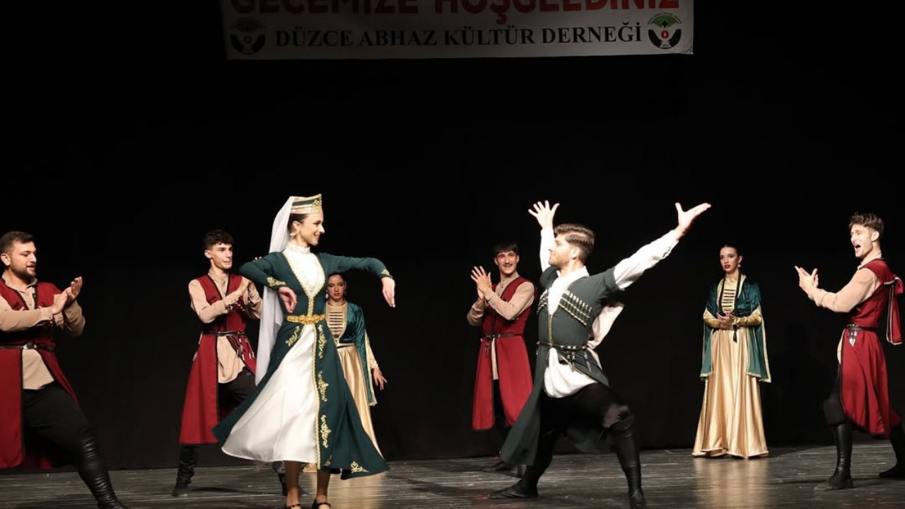 DÜZCE’DE KAFKAS RÜZGARI ESTİ KÜLTÜR VE DANSIN BÜYÜLEYİCİ BULUŞMASI