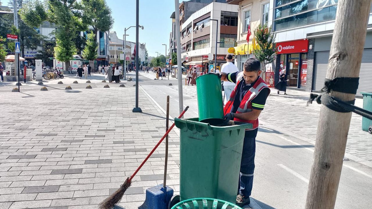 Düzce Belediyesi Ekipleri Hafta Sonu da Sahadaydı