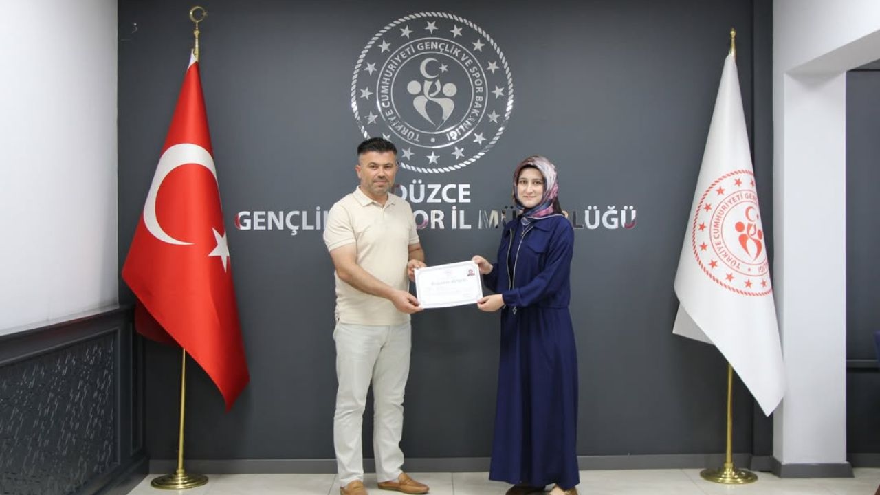 Düzce Gençlik ve Spor İl Müdürlüğü’nde Ayın Personelleri Ödüllendirildi