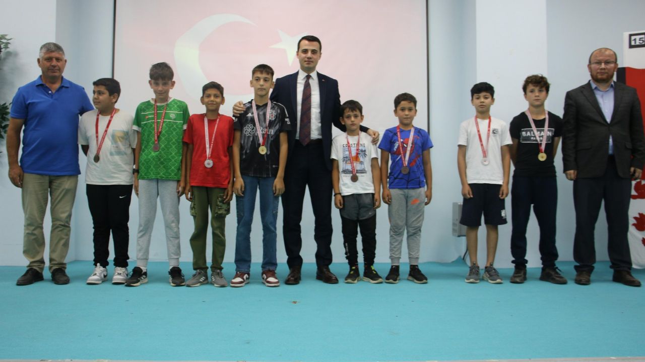 Çilimli’de 15 Temmuz Programı Kapsamında Gençlere Ödül Sevinci