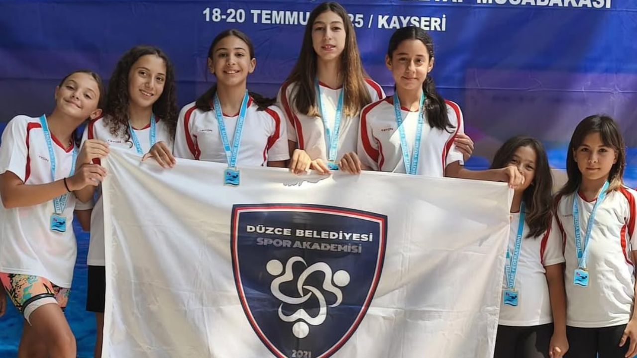 Kayseri’de Düzce Rüzgarı Spor Akademisi Yüzme Takımı Madalyalarla Döndü