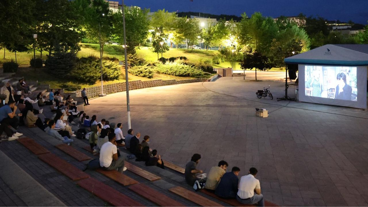 Düzce Üniversitesi’nde Açık Hava Sinema Günleri Başladı