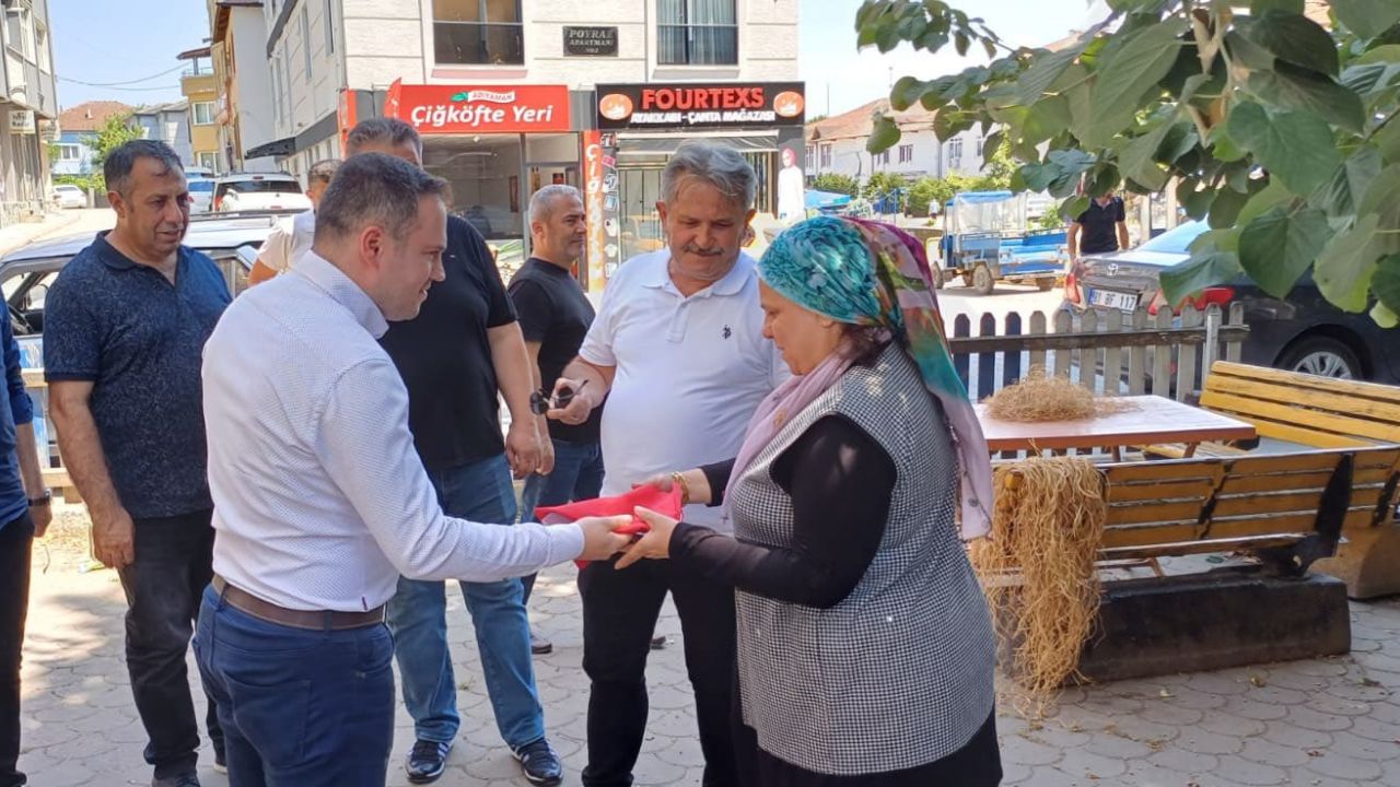 Cumayeri’nde 15 Temmuz Anısına Esnafa ve Vatandaşa Türk Bayrağı Dağıtıldı