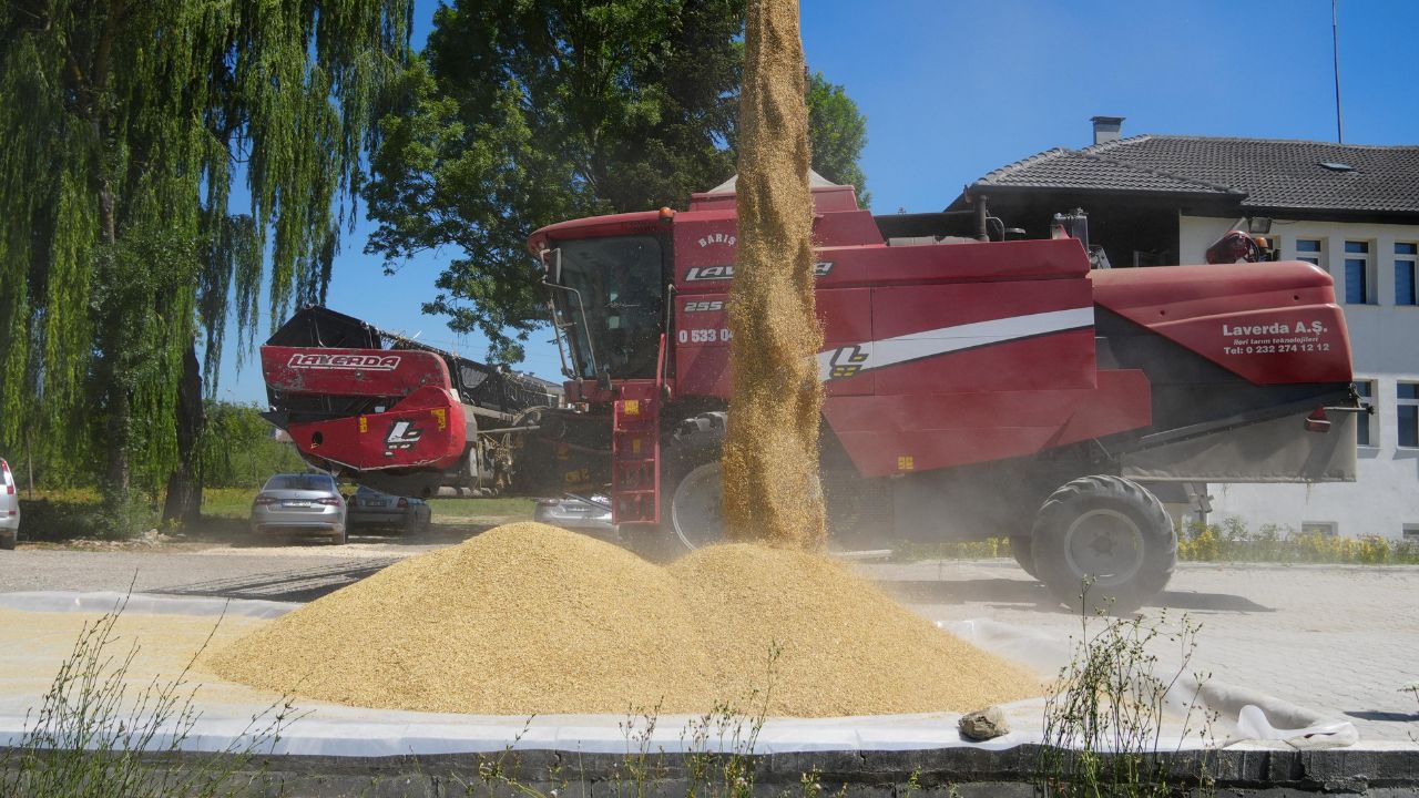 Düzce Tarım Akademisi’nden 10 Tonluk Arpa ve Yulaf Hasadı