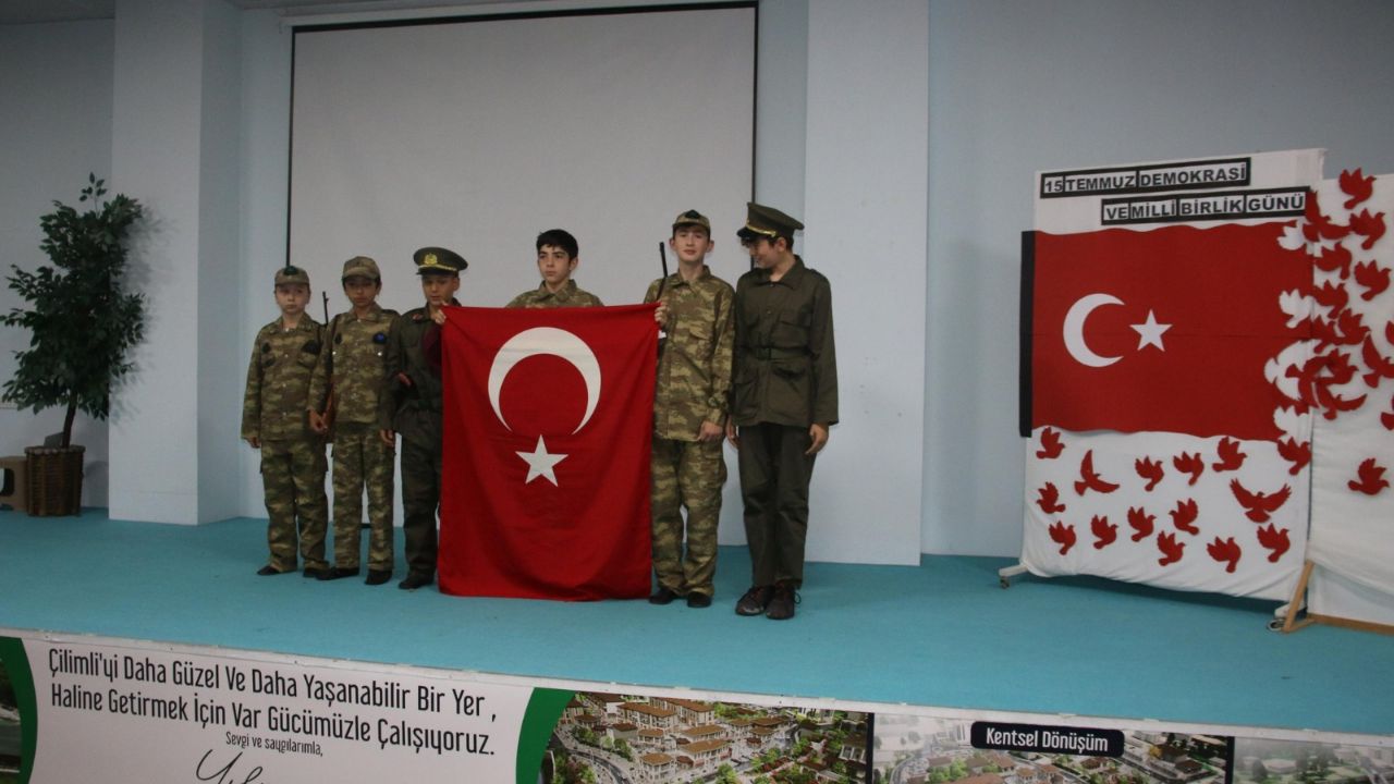 Çilimli’de Öğrencilerden 15 Temmuz’a Anlamlı Tiyatro Gösterisi