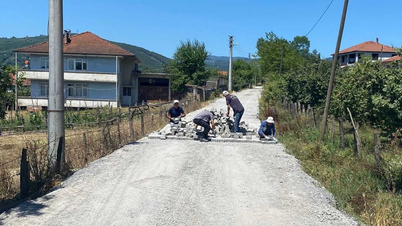 Avlayan ve Yukarı Avlayan Köylerinde Kilit Parke Taşı Çalışmaları Sürüyor