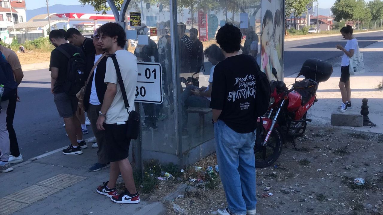 Düzce’de Ulaşım Çilesi Devam Ediyor! Öğrencilerin Bekleyişi Bitmek Bilmedi !