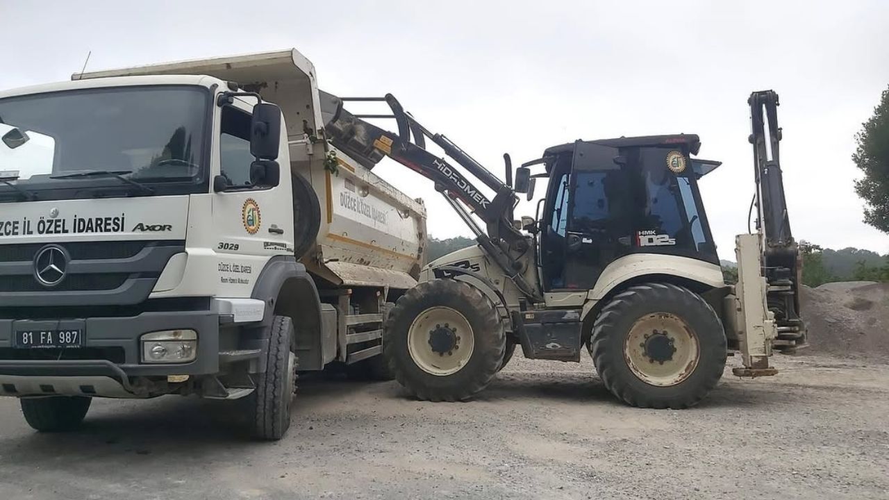 Gümüşova Dededüzü Köyü’nde Yol Bakım Çalışmaları Devam Ediyor