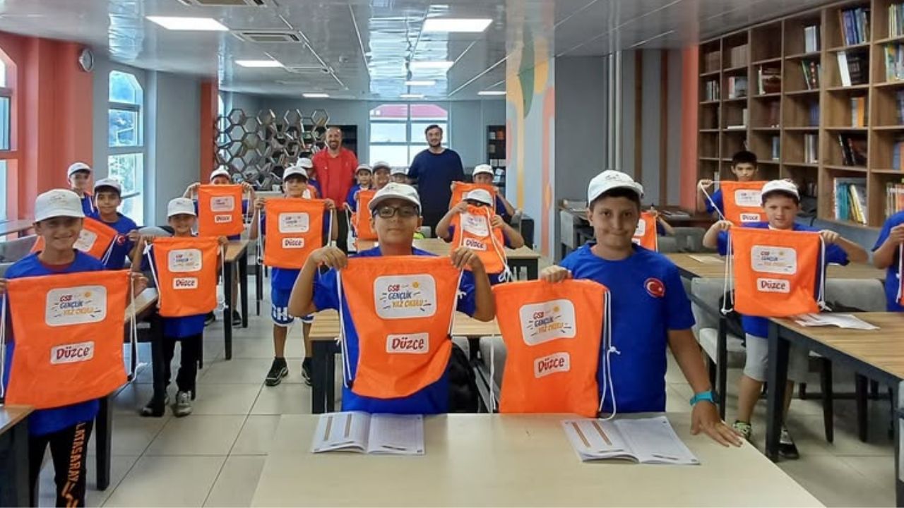 Düzceli Gençlere Yaz Sürprizi Şapka, Tişört, Çanta