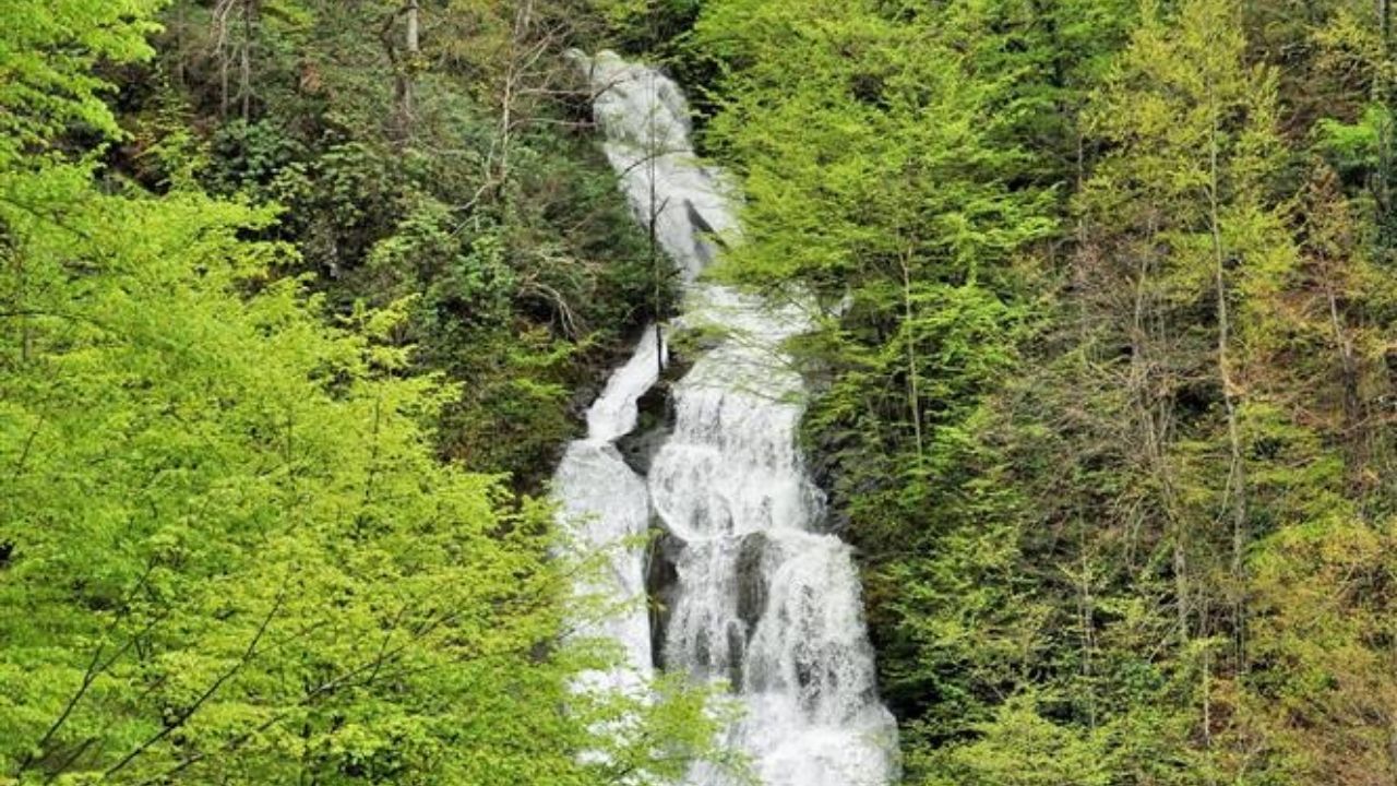 120 Metreden Dökülen Berrak Sular Doğayla Buluşuyor