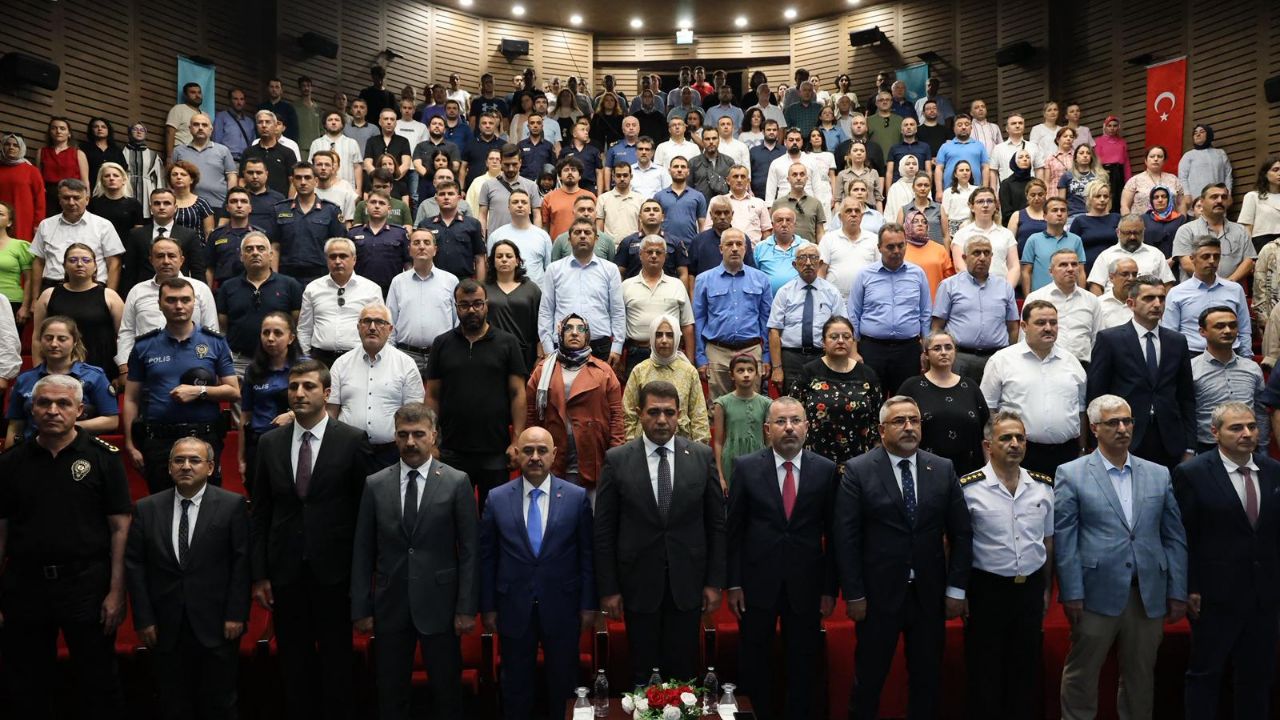 Düzce Üniversitesi’nde ”15 Temmuz Zaferi” Programı Yoğun Katılımla Gerçekleştirildi