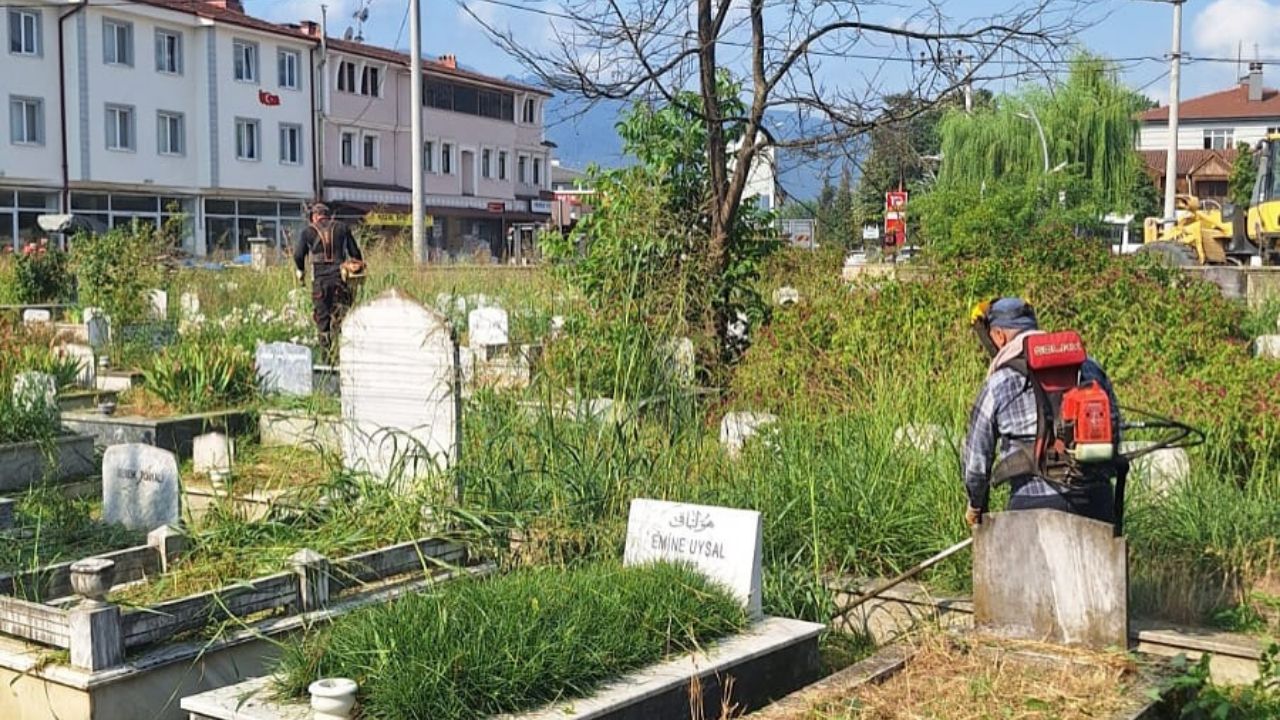Gölyaka Mahallelerinde Mezarlık Temizlik Çalışmaları Başladı