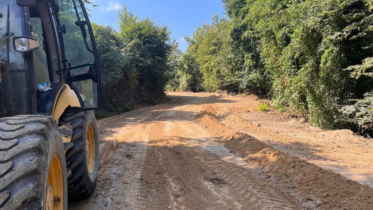Akçakoca’da Köy Yollarında Sathi Kaplama Çalışmaları Sürüyor