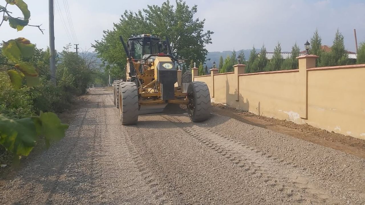 Elmacık Köyü’nde Yol Güvenliği İçin Sathi Kaplama Çalışmaları Sürüyor