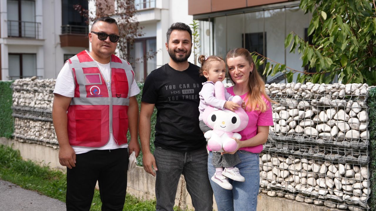 Düzce’de Temizlik İşçileri Minik Melisa’yı Sevindirdi