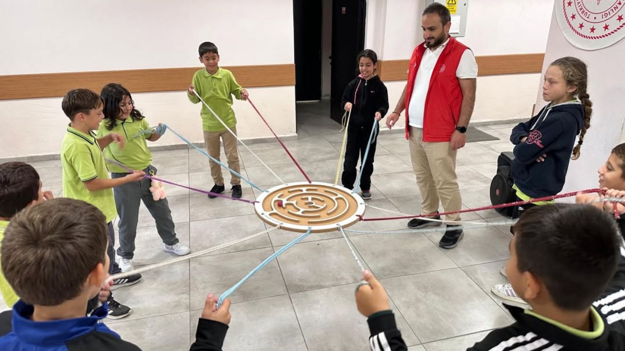 Merkezin Seninle Güzel Öğrenciler Oyunlarla Tanıştı