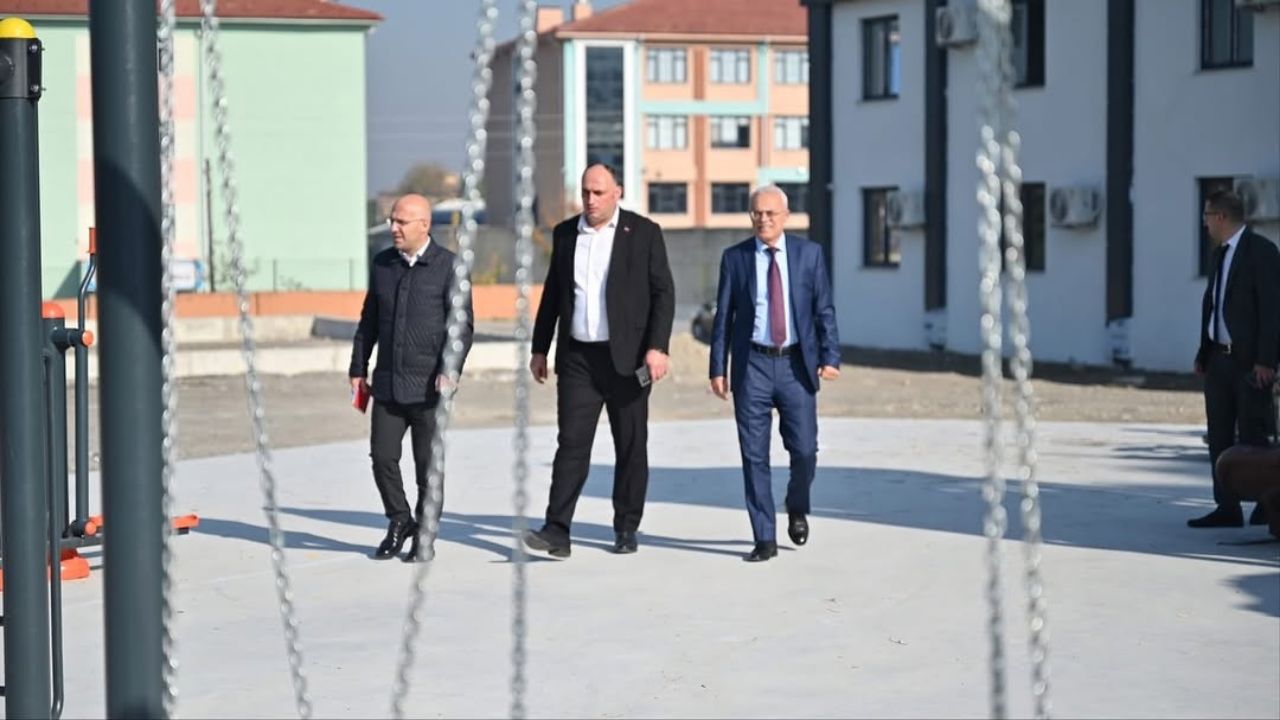 Beyköy’de Gençlik Merkezi ve Futbol Sahasında İncelemeler Gerçekleştirildi