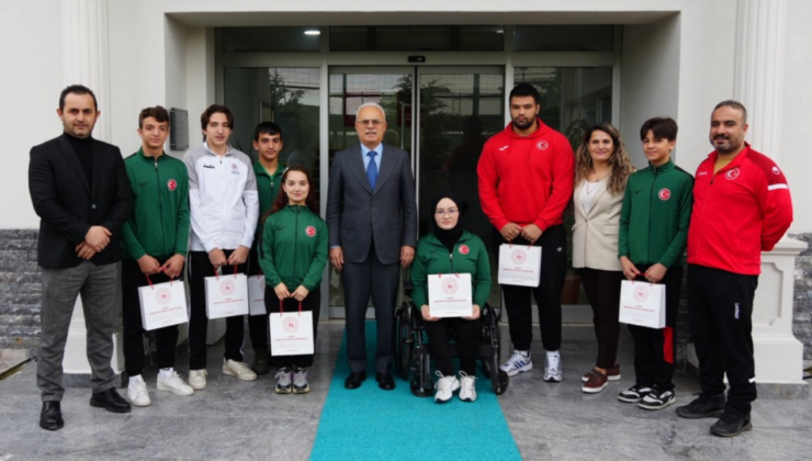 Başarılı Güreşçilerden İl Müdürü Arslantürk’e Ziyaret