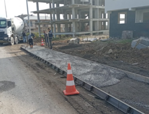 Çilimli’de Şehit İsa Ceylan Caddesi’nde Kaldırım Çalışmaları Başladı
